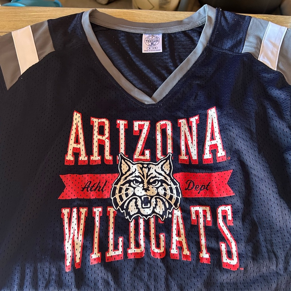 UofA Wildcat vneck, super cute for game day
